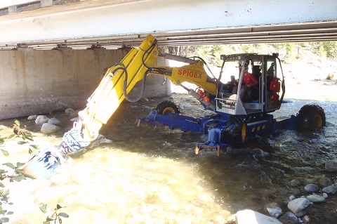 The spider excavator crossing difficult terrain
