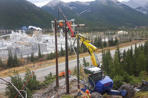 Setting the cross-arm of an H-frame structure without the help of any conventional equipment.