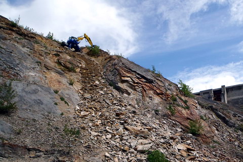 Gravity-assisted excavating — the finished, stabilized rock sits clean on either side.
